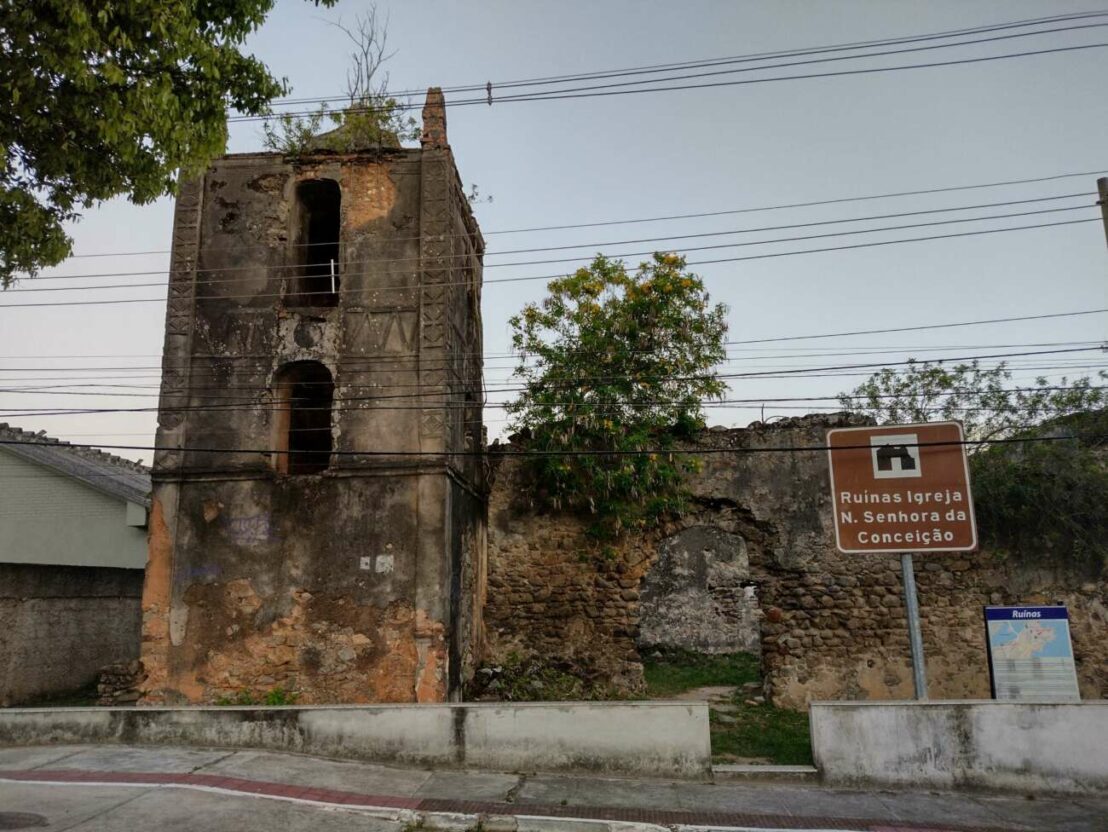 Centro Histórico de Guarapari em uma manhã: igreja, ruínas e praias centrais